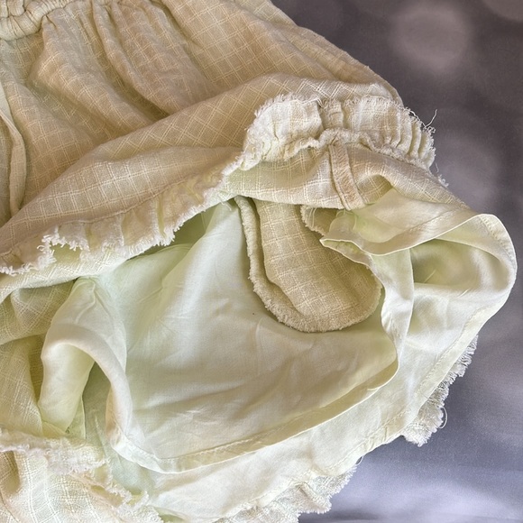 Urban Outfitters womens Evie off the shoulder yellow romper. Size Medium. - Picture 5 of 6